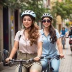 chicas paseando en bici por calle