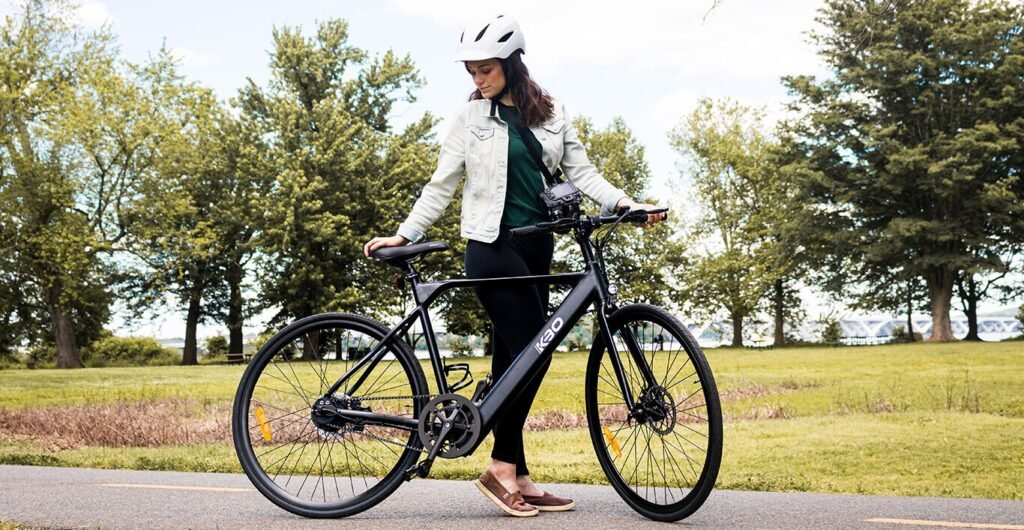 variedad de bicicletas electricas en un entorno urbano y natural